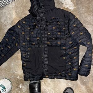 The North Face Men's Black and Gold Puffer Jacket